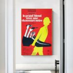 affiche le grand blond avec une chaussure noir