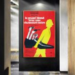 affiche le grand blond avec une chaussure noir