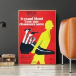 affiche le grand blond avec une chaussure noir