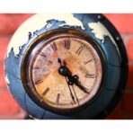 horloge ancienne avec globe