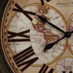 horloge avec mappemonde