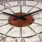 horloge murale effet rouille