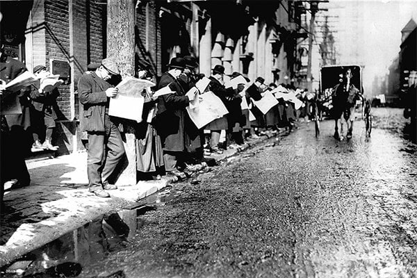 personnes lisant des journaux